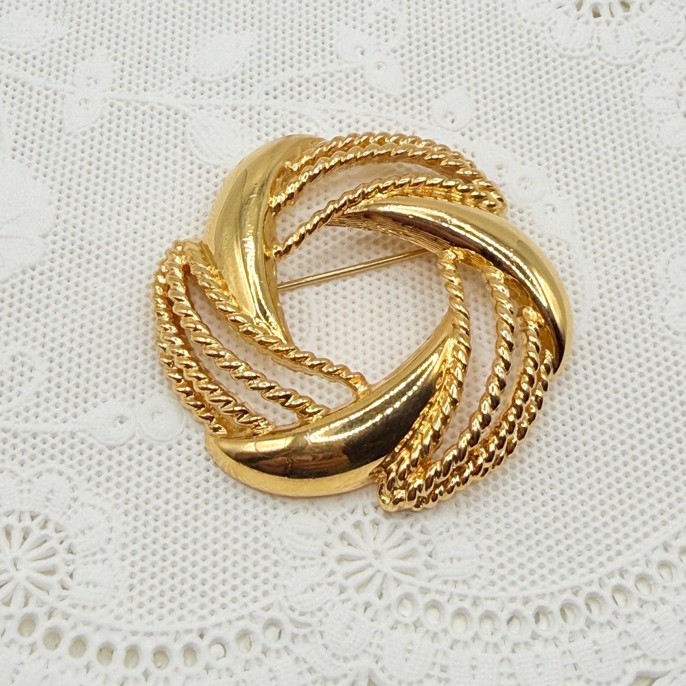 Vintage Gold Tone NAPIER Gold Tone Textured Wreath Circle Brooch Pin